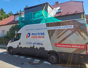 Zateplení stropu rodinného domu pomocí foukané izolace